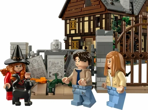 Lego Ideas 21341 Disney Hocus Pocus: The Sanderson Sisters' Cottage