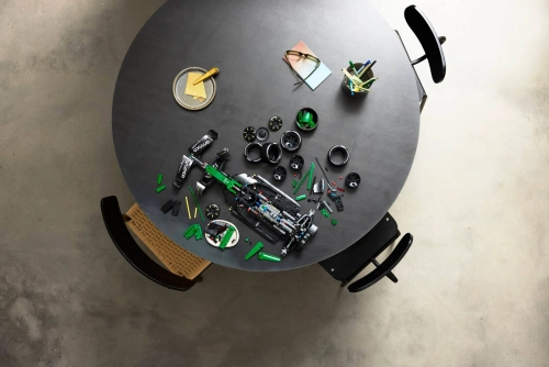 Конструктор Lego Technic 42240 Автомобиль Aston Martin Aramco AMR25 F1