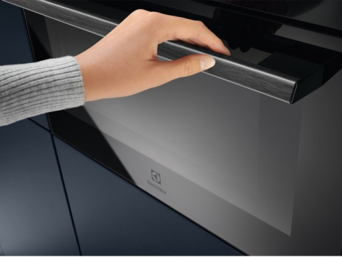 Электрический духовой шкаф Electrolux EVL8E08Z, черный