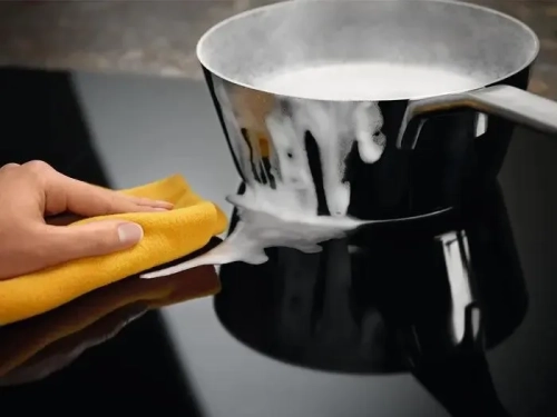 Индукционная варочная панель Electrolux EIS824